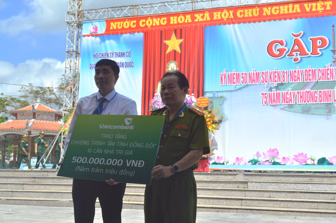 Vietcombank tặng 10 căn nhà “Ấm tình đồng đội” cho thị xã Quảng Trị.