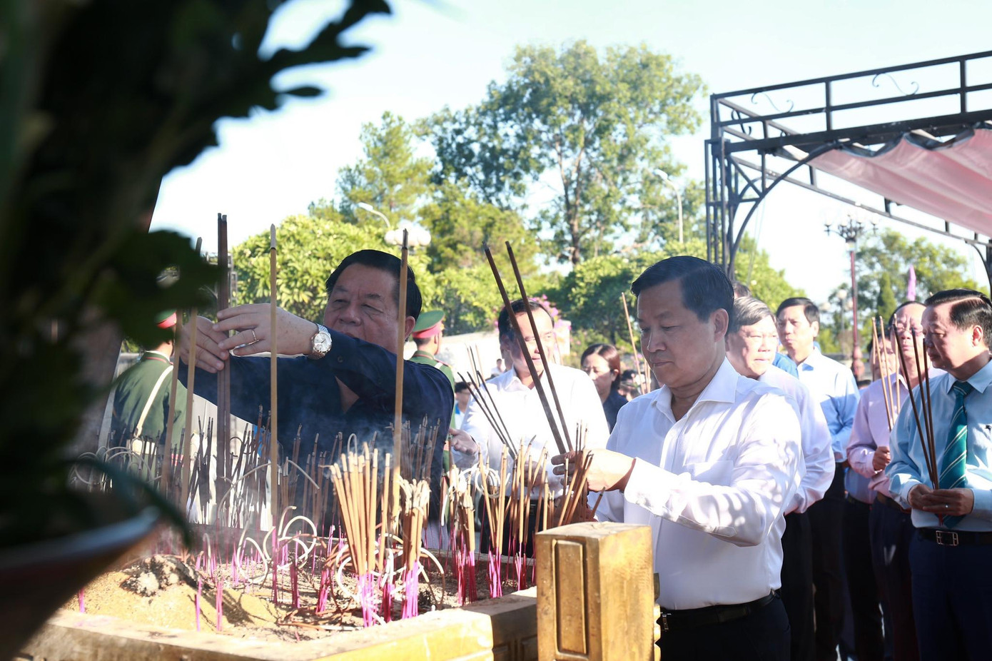 Ông Nguyễn Trọng Nghĩa - Bí thư Trung ương Đảng, Trưởng ban Tuyên giáo Trung ương và ông Lê Minh Khái - Bí thư Trung ương Đảng, Phó Thủ tướng Chính phủ cùng các đại biểu dâng hương tại Nghĩa trang liệt sĩ Quốc gia Đường 9.