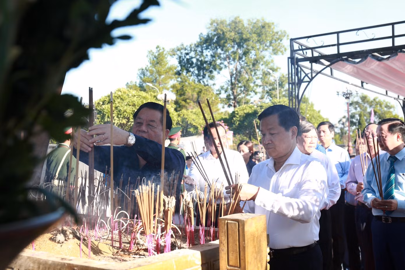 Ông Nguyễn Trọng Nghĩa - Bí thư Trung ương Đảng, Trưởng ban Tuyên giáo Trung ương và ông Lê Minh Khái - Bí thư Trung ương Đảng, Phó Thủ tướng Chính phủ cùng các đại biểu dâng hương tại Nghĩa trang liệt sĩ Quốc gia Đường 9.