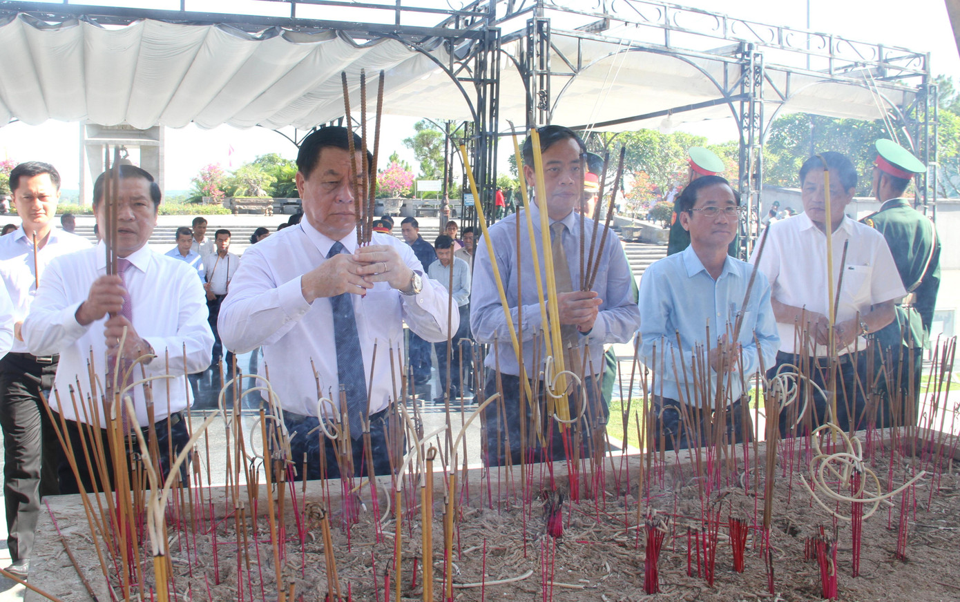 Bí thư Trung ương Đảng, Trưởng Ban Tuyên giáo Trung ương Nguyễn Trọng Nghĩa và lãnh đạo tỉnh Quảng Trị dâng hương tại Nghĩa trang LSQG Đường 9. Ảnh: Minh Đức.