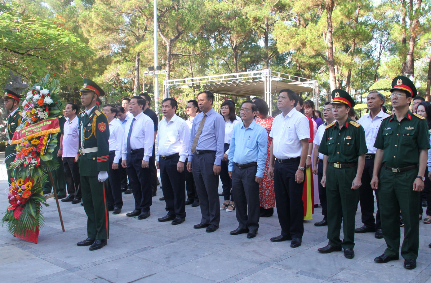 Bí thư Trung ương Đảng, Trưởng Ban Tuyên giáo Trung ương Nguyễn Trọng Nghĩa và lãnh đạo tỉnh Quảng Trị đặt vòng hoa tại Nghĩa trang LSQG Trường Sơn. Ảnh: Minh Đức.