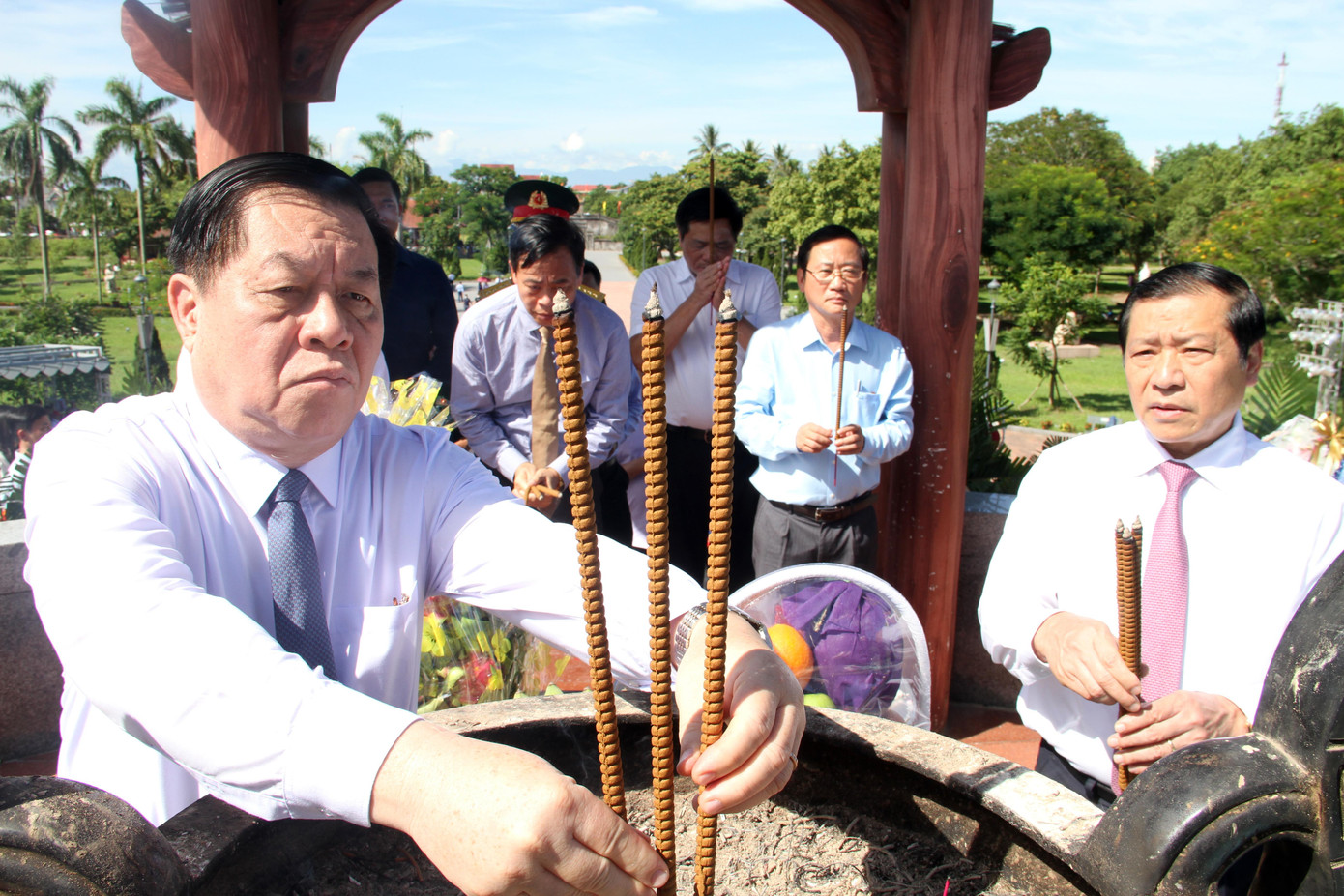 Bí thư Trung ương Đảng, Trưởng Ban Tuyên giáo Trung ương Nguyễn Trọng Nghĩa dâng hương tại Thành Cổ Quảng Trị. Ảnh: Minh Đức.