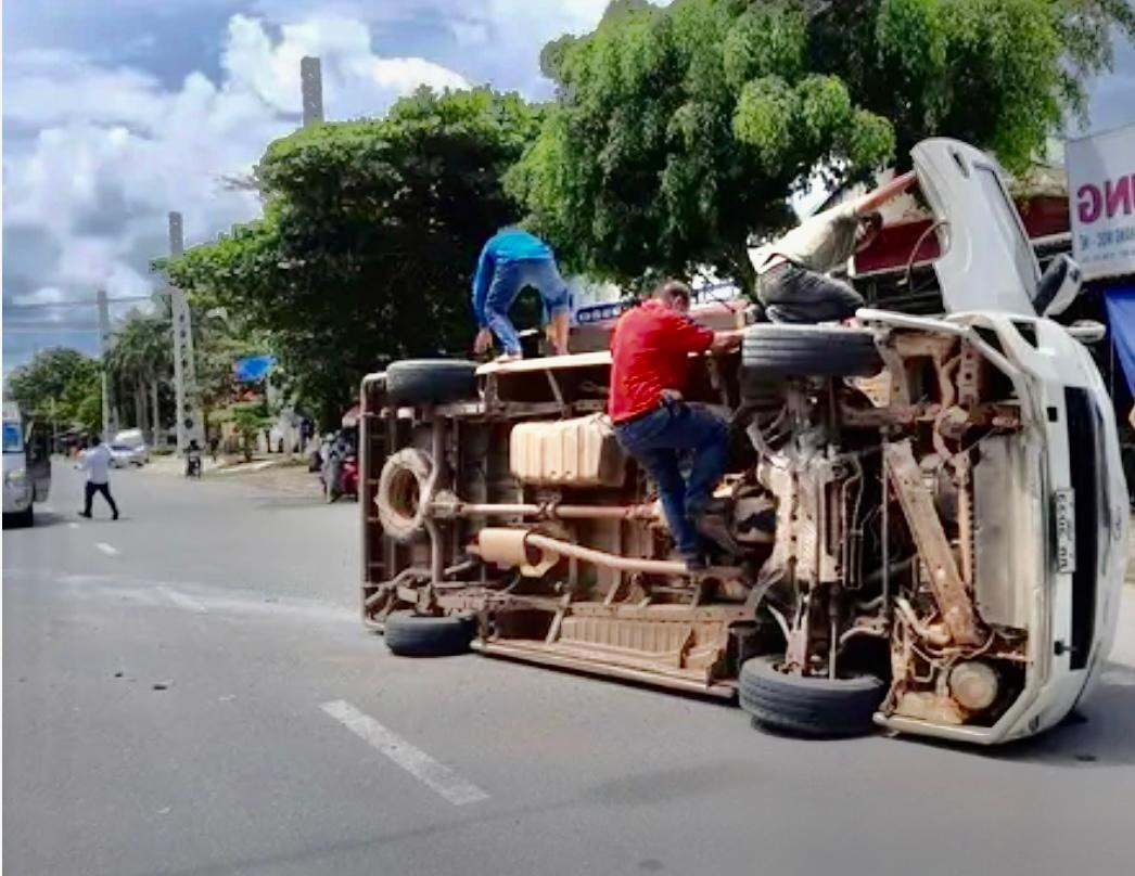 Xe khách biển số Lào bị lật trên Quốc lộ 9 chiều 15/7 đoạn qua thị thị trấn Cam Lộ.