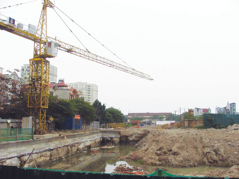 Dự án tại 409 Lĩnh Nam sau 2 năm thu tiền của khách hàng vẫn đang làm móng! Ảnh: Lê Minh. Dự án tại 409 Lĩnh Nam sau 2 năm thu tiền của khách hàng vẫn đang làm móng! Ảnh: Lê Minh