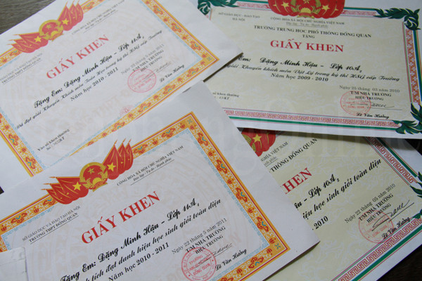 Vượt qua hoàn cảnh gia đình, Đặng Minh Hậu luôn cố gắng chăm ngoan, học giỏi. Trong ảnh là giấy khen của em Hậu. Ảnh: Trường Phong