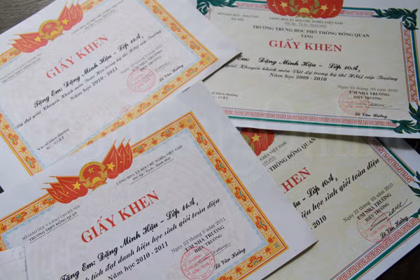 Vượt qua hoàn cảnh gia đình, Đặng Minh Hậu luôn cố gắng chăm ngoan, học giỏi. Trong ảnh là giấy khen của em Hậu. Ảnh: Trường Phong