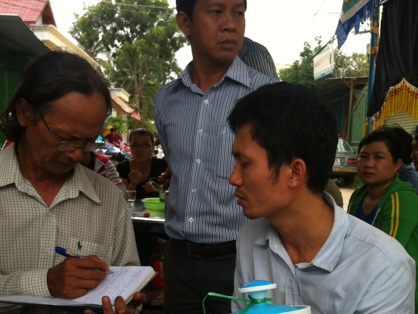 Anh Việt (phải) thuật lại sự việc với các phóng viên sáng 22/6. Ảnh: L.N. Anh Việt (phải) thuật lại sự việc với các phóng viên sáng 22/6. Ảnh: L.N