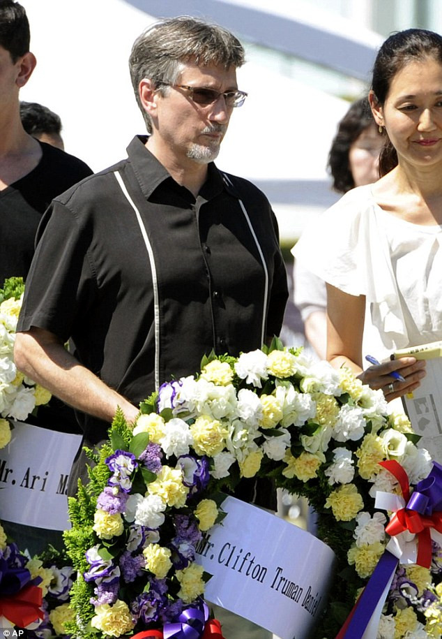 Cháu trai của cựu tổng thống Mỹ Harry Truman cũng mang vòng hoa tới đài tưởng niệm để tưởng nhớ tới các nạn nhân vụ ném bom nguyên tử năm 1945. Cháu trai của cựu tổng thống Mỹ Harry Truman cũng mang vòng hoa tới đài tưởng niệm để tưởng nhớ tới các nạn nhân vụ ném bom nguyên tử năm 1945