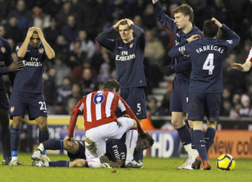 Các cầu thủ Arsenal không tin vào mắt mình khi chứng kiến chấn thương của đồng đội Aaron Ramsey. Trong trận đấu giữa Pháo thủ và Stoke, cú vào bóng của Ryan Shawcross đã làm gãy chân của cầu thủ Arsenal