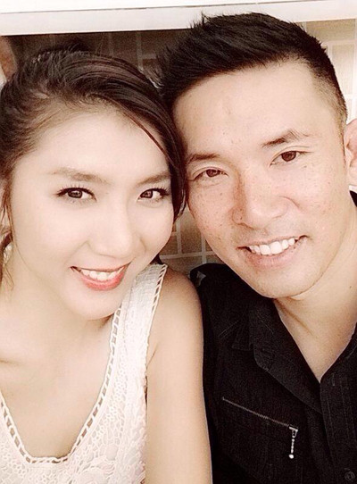 Chân dài từng đăng tải bức ảnh tình cảm với một người đàn ông trên trang cá nhân. Người bạn thân của Ngọc Quyên khẳng định, đây là chồng sắp cưới của cô. Chân dài từng đăng tải bức ảnh tình cảm với một người đàn ông trên trang cá nhân. Người bạn thân của Ngọc Quyên khẳng định, đây là chồng sắp cưới của cô