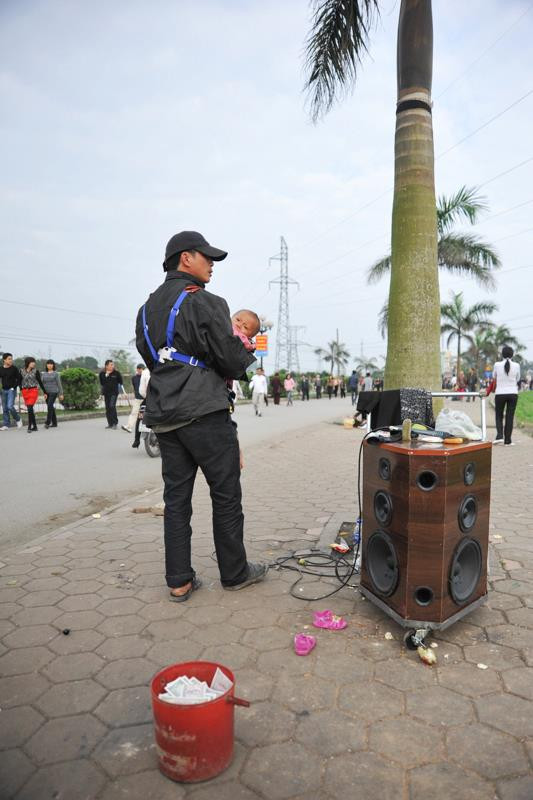 Có những kẻ bất lương mang con nhỏ ra làm mồi nhử. Có những kẻ bất lương mang con nhỏ ra làm mồi nhử