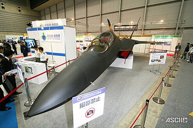 Chiến đấu cơ thế hệ thứ 5 ATD-X của Nhật Bản. Máy bay mới có công nghệ tàng hình, bao gồm cả hình dáng khí động tán xạ sóng radar, vật liệu hấp thụ sóng điện từ và sử dụng vật liệu tổng hợp. Không những thế, chiến đấu cơ tương lai của Nhật Bản sẽ được trang bị radar đa chế độ với ăng ten mảng pha chủ động, hệ thống điều khiển từ xa, hệ thống chiến tranh điện tử và hệ thống trao đổi thông tin hợp nhất. Dự kiến ATD-X sẽ được quốc đảo này sử dụng vào năm 2020
