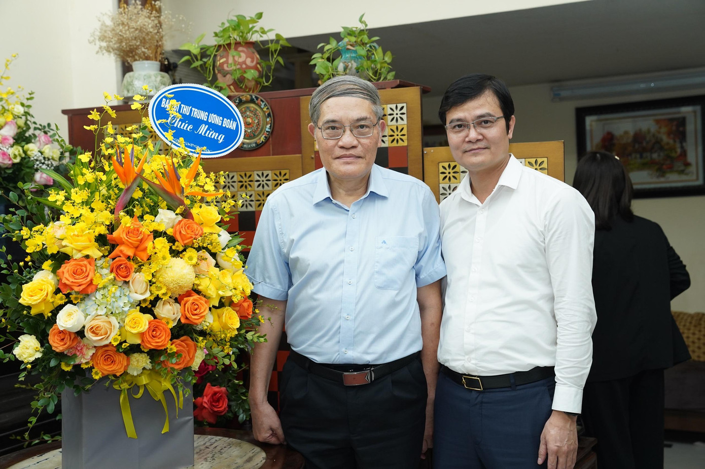 Anh Bùi Quang Huy, Uỷ viên dự khuyết T.Ư Đảng, Bí thư thứ nhất T.Ư Đoàn (bên phải) thăm, chúc mừng GS. TSKH. NGND Đặng Hùng Thắng. Ảnh: Ngọc Thắng Anh Bùi Quang Huy, Uỷ viên dự khuyết T.Ư Đảng, Bí thư thứ nhất T.Ư Đoàn (bên phải) thăm, chúc mừng GS. TSKH. NGND Đặng Hùng Thắng. Ảnh: Ngọc Thắng