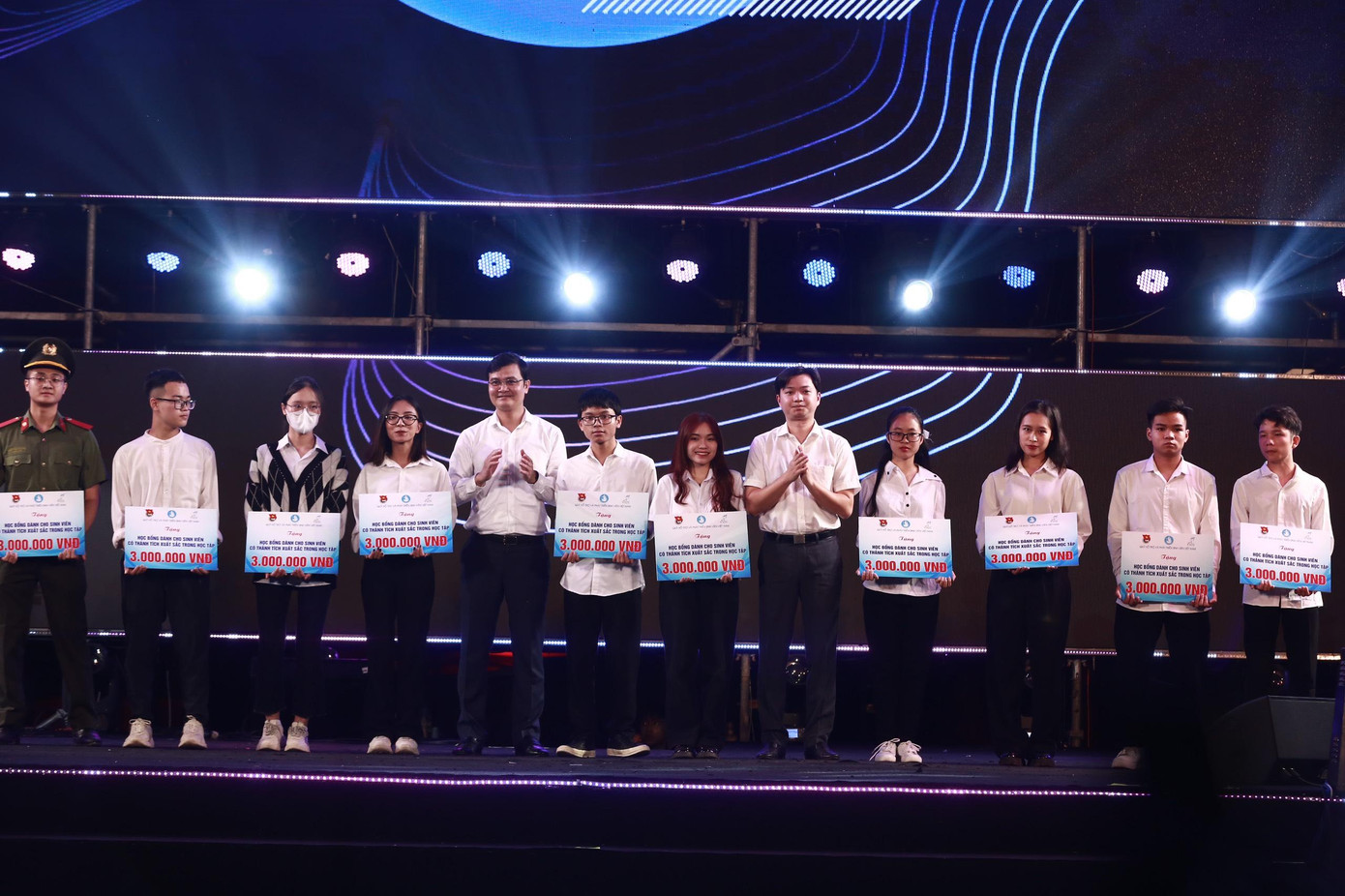 Anh Bùi Quang Huy, Ủy viên dự khuyết T.Ư Đảng, Bí thư thứ nhất T.Ư Đoàn; anh Nguyễn Minh Triết, Bí thư T.Ư Đoàn, Chủ tịch T.Ư Hội SVVN trao học bổng cho sinh viên có thành tích xuất sắc trong học tập. Anh Bùi Quang Huy, Ủy viên dự khuyết T.Ư Đảng, Bí thư thứ nhất T.Ư Đoàn; anh Nguyễn Minh Triết, Bí thư T.Ư Đoàn, Chủ tịch T.Ư Hội SVVN trao học bổng cho sinh viên có thành tích xuất sắc trong học tập.