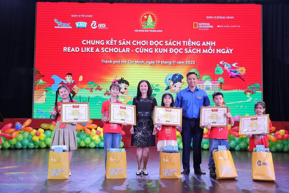 Ban tổ chức trao giải Nhất cho học sinh 5 khối Tiểu học Ban tổ chức trao giải Nhất cho học sinh 5 khối Tiểu học