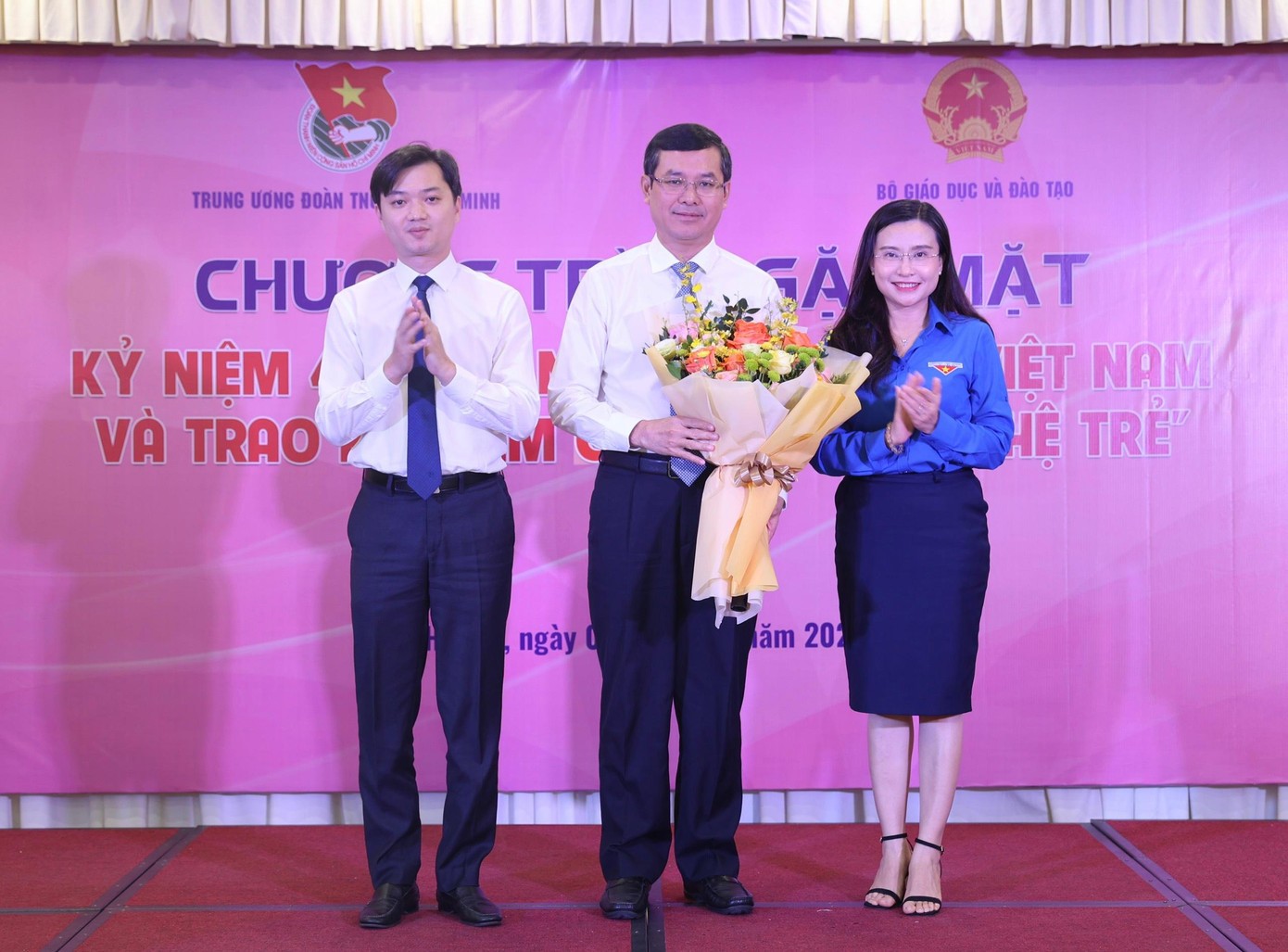 Chị Nguyễn Phạm Duy Trang, Bí thư T.Ư Đoàn, Chủ tịch Hội đồng Đội T.Ư; anh Nguyễn Minh Triết, Bí thư T.Ư Đoàn, Chủ tịch T.Ư Hội SVVN tặng hoa chúc mừng Thứ trưởng Bộ GD&ĐT Nguyễn Văn Phúc Chị Nguyễn Phạm Duy Trang, Bí thư T.Ư Đoàn, Chủ tịch Hội đồng Đội T.Ư; anh Nguyễn Minh Triết, Bí thư T.Ư Đoàn, Chủ tịch T.Ư Hội SVVN tặng hoa chúc mừng Thứ trưởng Bộ GD&ĐT Nguyễn Văn Phúc