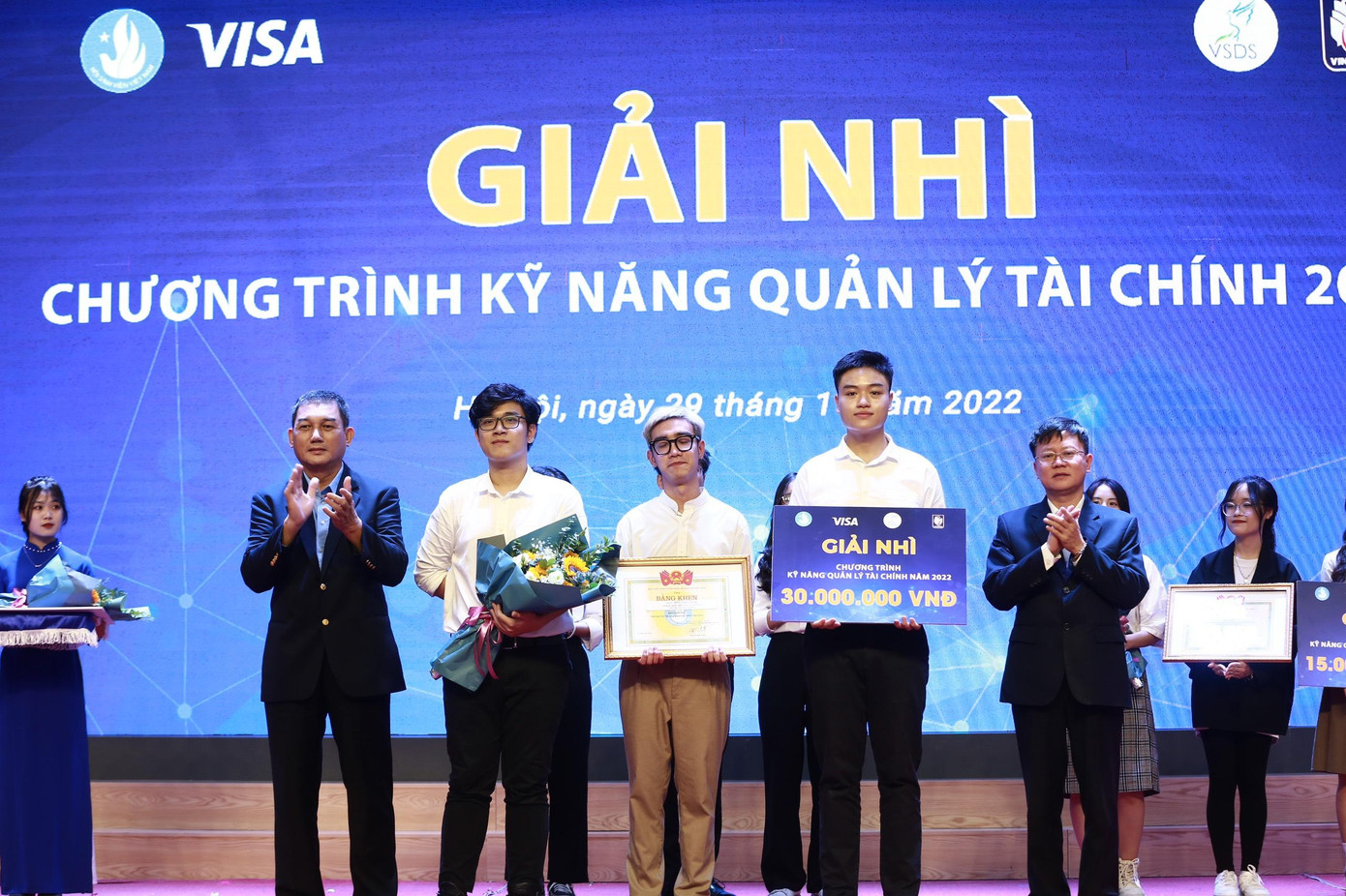 Ban tổ chức trao giải Nhì cho đội MTL Consulting, đến từ trường Đại học VinUni