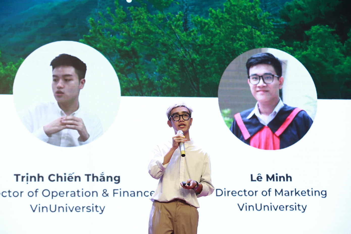 Các đội thuyết trình dự án của mình tại vòng chung kết