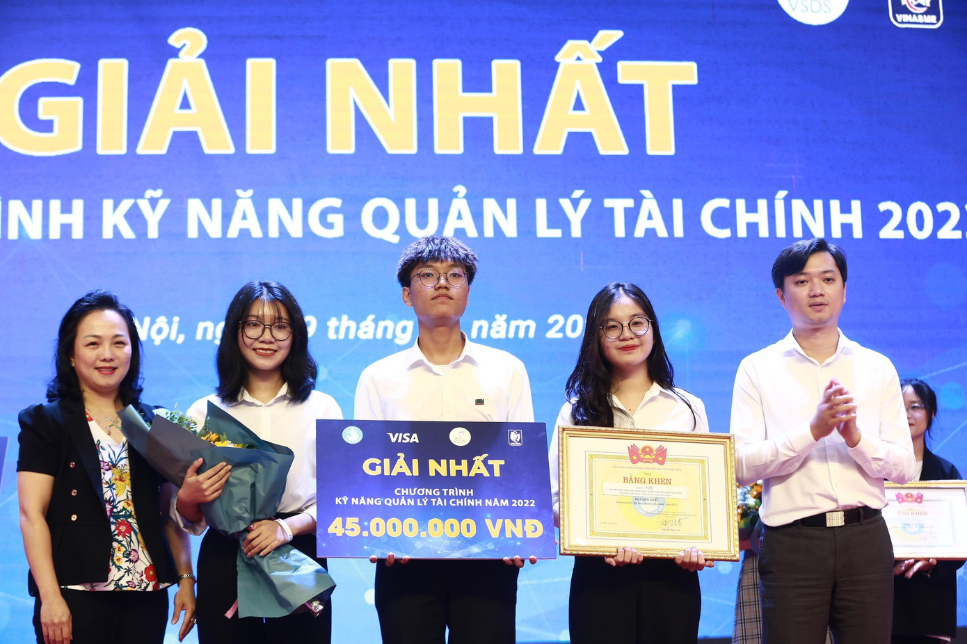 Anh Nguyễn Minh Triết, Bí thư T.Ư Đoàn, Chủ tịch T.Ư Hội SVVN (bên phải) trao giải Nhất cho đội H2L