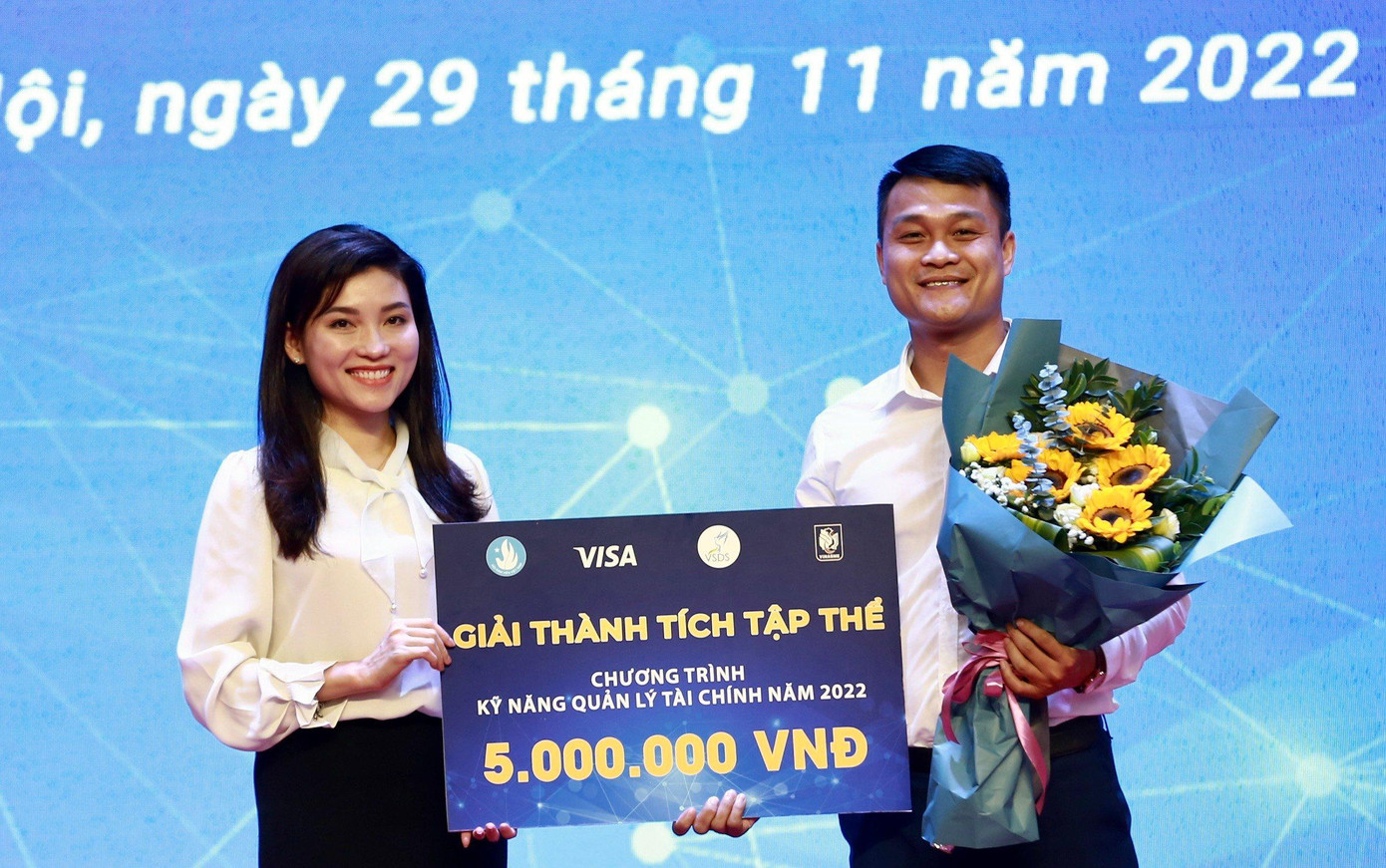 Chị Hồ Hồng Nguyên, quyền trưởng Ban Thanh niên Trường học T.Ư Đoàn trao giải cho Hội sinh viên TP Hà Nội - đơn vị dự thi nhiều nhất cuộc thi