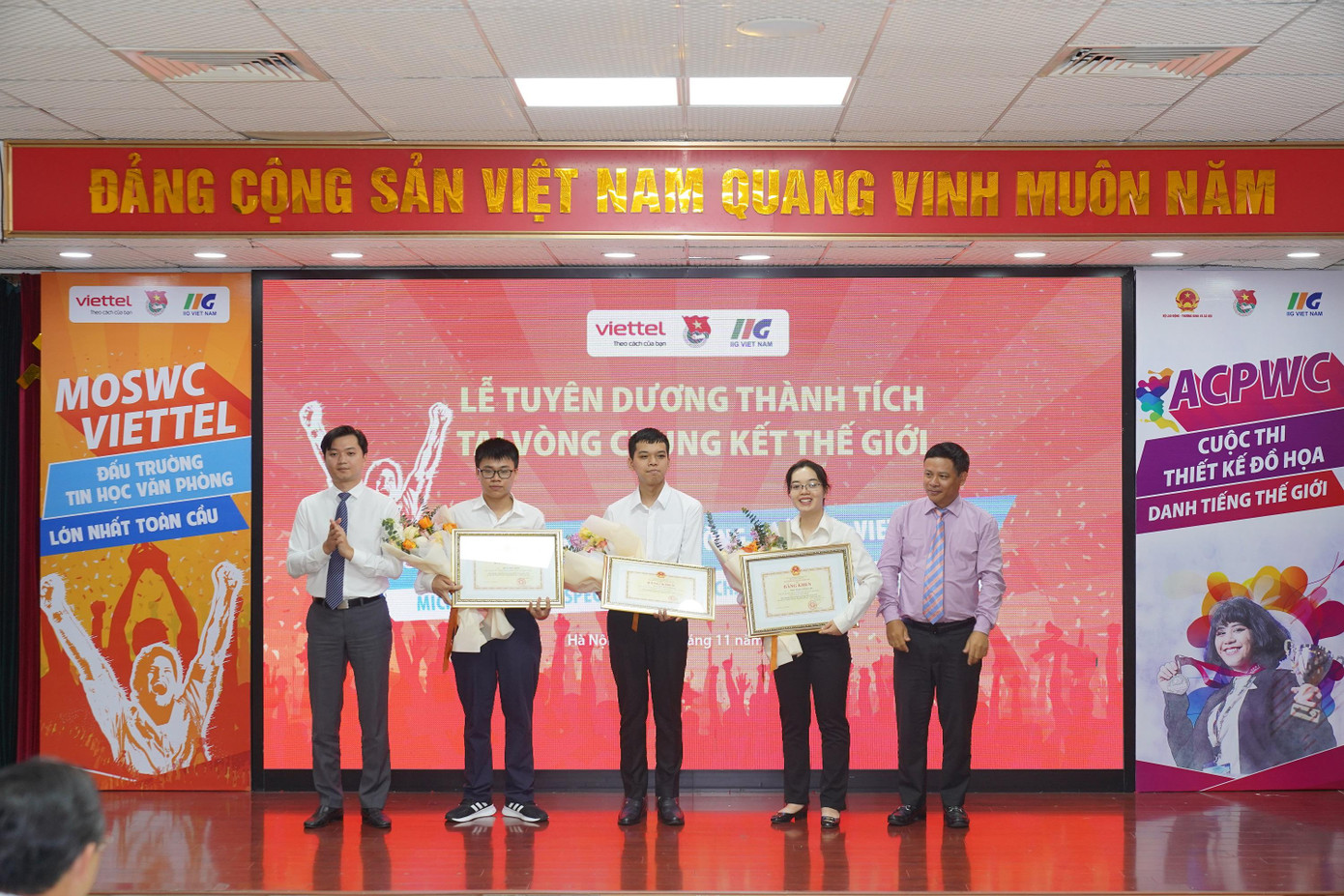 Anh Nguyễn Minh Triết, Bí thư T.Ư Đoàn, Chủ tịch Hội SVVN (bên trái) trao Bằng khen của Bộ Giáo dục và Đào tạo tặng các thí sinh giành huy chương tại Vòng chung kết thế giới các Cuộc thi MOS và ACP năm 2022.