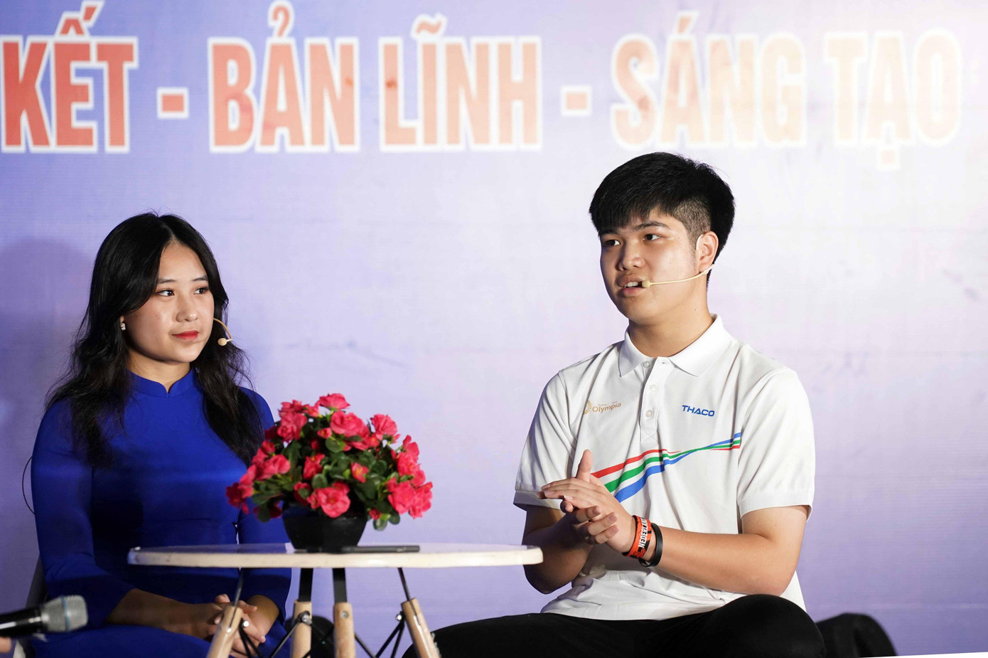 Quán quân Đường lên đỉnh Olympia 2022 Đặng Lê Nguyên Vũ chia sẻ tại chương trình. Ảnh: Ngọc Thắng