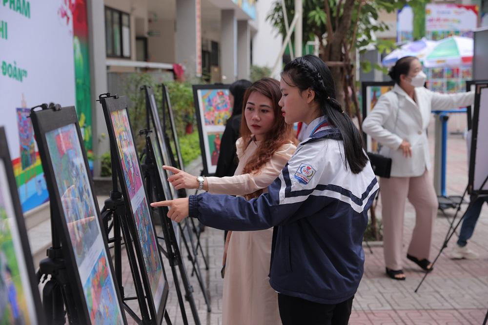 Các bức tranh ý nghĩa chào mừng Đại hội Đoàn toàn quốc XII được trưng bày tại lễ tổng kết