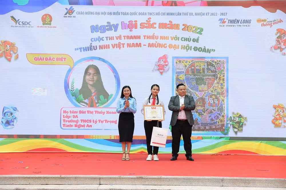 Chị Nguyễn Phạm Duy Trang, Bí thư T.Ư Đoàn, Chủ tịch Hội đồng Đội T.Ư (bên trái) trao phần thưởng cho em Bùi Thị Thúy Xoan tác giả bức tranh đoạt giải Đặc biệt cuộc thi vẽ tranh “Thiếu nhi Việt Nam - Mừng Đại hội Đoàn”