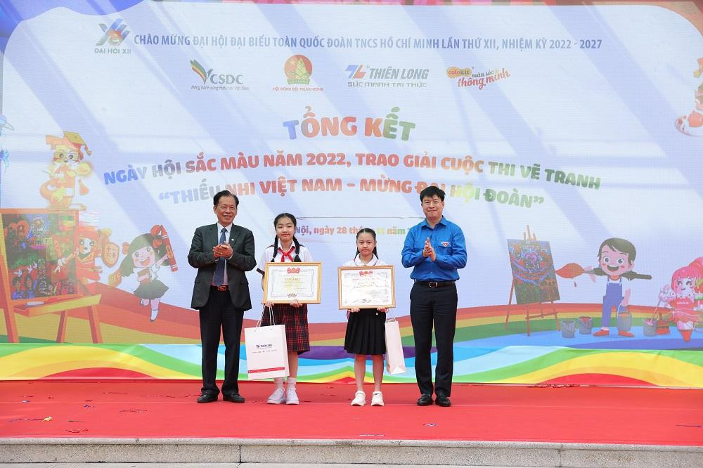 Ban tổ chức trao giải Nhất cho các tác giả