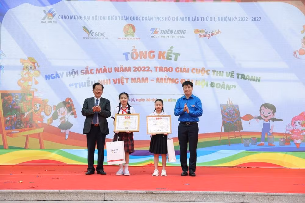 Ban tổ chức trao giải Nhất cho các tác giả