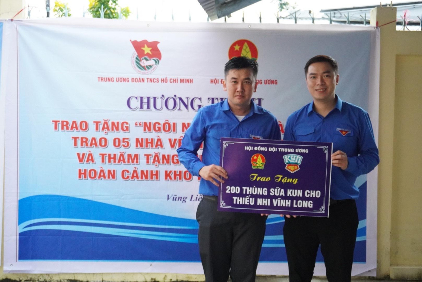 Anh Hoàng Thái Nam - Phó trưởng Ban Công tác thiếu nhi T.Ư Đoàn (bên phải) trao 200 thùng sữa Kun tặng thiếu nhi tỉnh Vĩnh Long