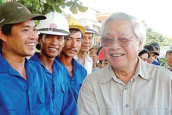 Cố Thủ tướng Võ Văn Kiệt thăm công nhân thi công đường Hồ Chí Minh. Ảnh: tư liệu