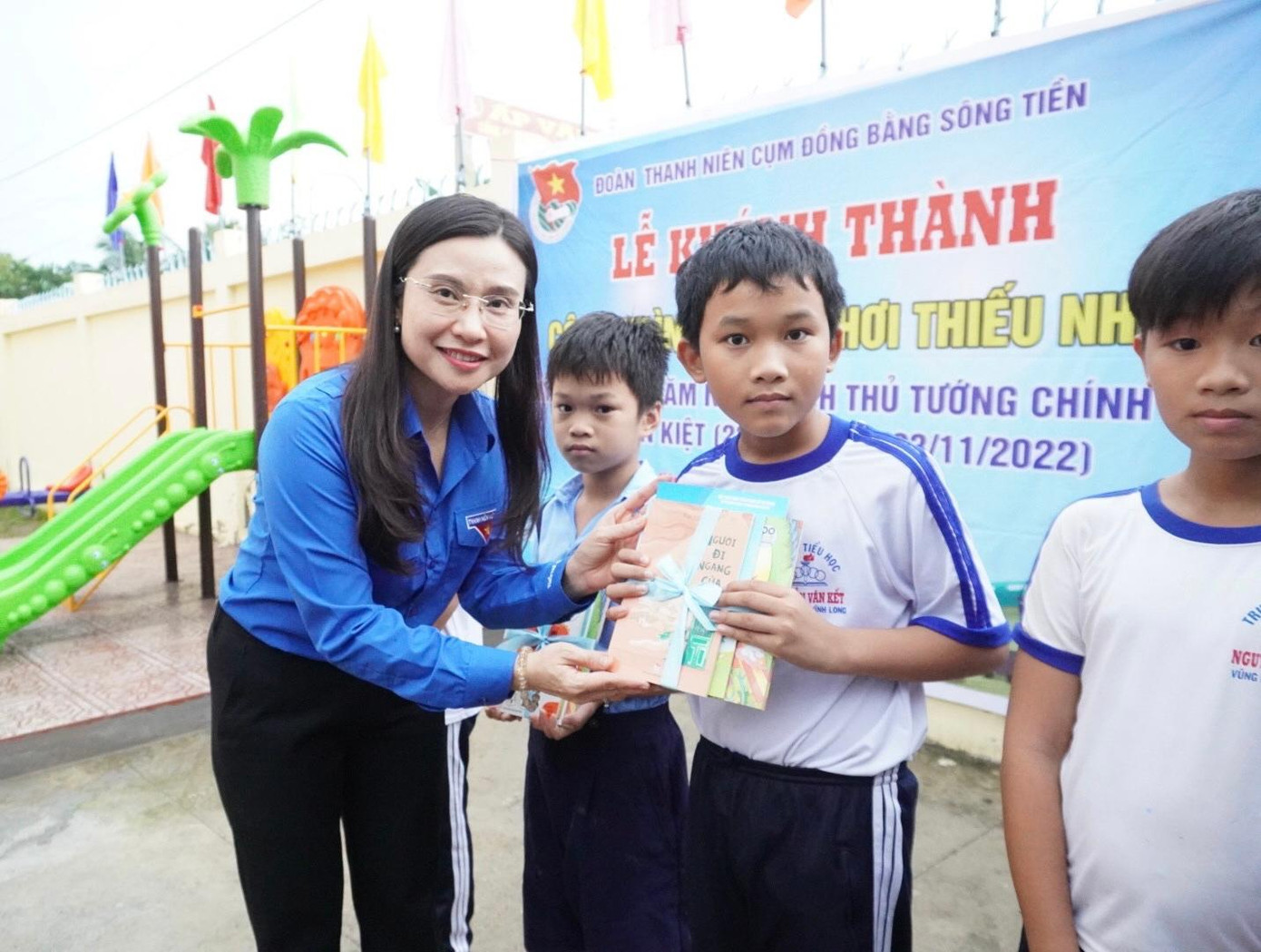 Chị Nguyễn Phạm Duy Trang, Bí thư T.Ư Đoàn, Chủ tịch Hội đồng Đội T.Ư tại lễ khánh thành sân chơi thiếu nhi và tặng quà cho thiếu nhi tại tỉnh Vĩnh Long nhân kỷ niệm 100 năm ngày sinh cố Thủ tướng Chính phủ Võ Văn Kiệt (23/11/1922 – 23/11/2022)