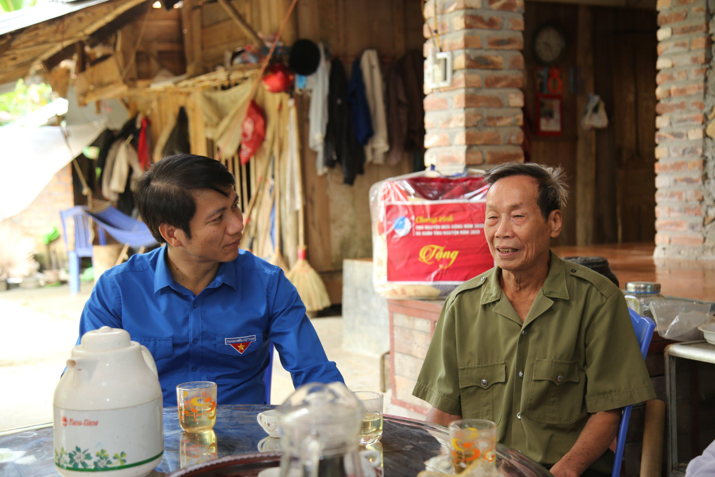 Anh Nguyễn Ngọc Lương, Bí thư thường trực T.Ư Đoàn, Chủ tịch T.Ư Hội LHTN Việt Nam thăm, tặng quà gia đình chính sách Anh Nguyễn Ngọc Lương, Bí thư thường trực T.Ư Đoàn, Chủ tịch T.Ư Hội LHTN Việt Nam thăm, tặng quà gia đình chính sách