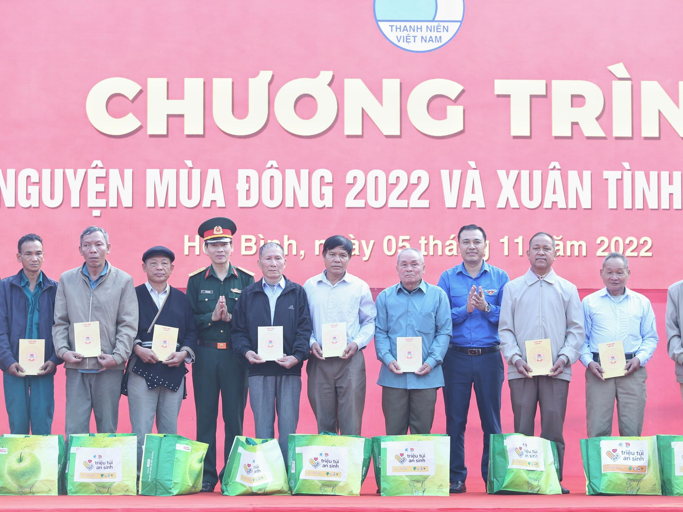 Anh Nguyễn Hải Minh, Trưởng ban Đoàn kết, Tập hợp Thanh niên T.Ư Đoàn, Phó Chủ tịch thường trực Hội LHTN Việt Nam trao quà tại lễ ra quân Anh Nguyễn Hải Minh, Trưởng ban Đoàn kết, Tập hợp Thanh niên T.Ư Đoàn, Phó Chủ tịch thường trực Hội LHTN Việt Nam trao quà tại lễ ra quân