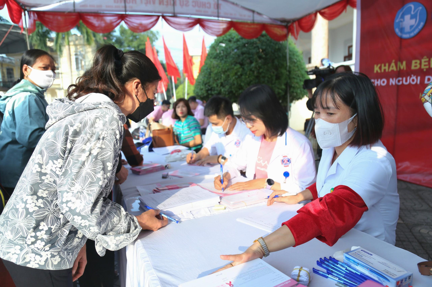 Khám, phát thuốc miễn phí cho người dân Khám, phát thuốc miễn phí cho người dân