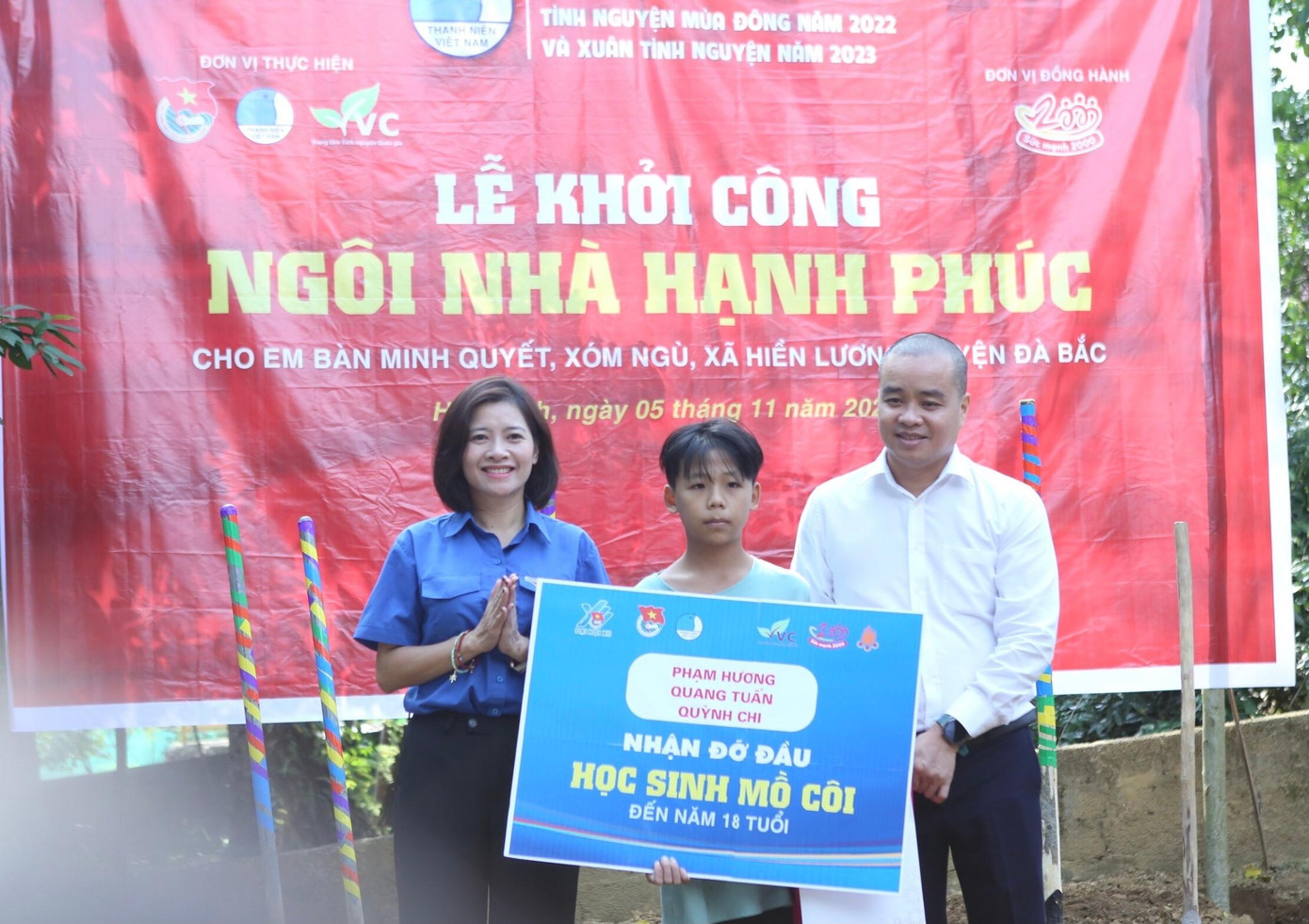 Ban tổ chức chương trình khởi công xây dựng ngôi nhà hạnh phúc cho em Bàn Văn Quyết và nhận đỡ đầu em đến lúc 18 tuổi Ban tổ chức chương trình khởi công xây dựng ngôi nhà hạnh phúc cho em Bàn Văn Quyết và nhận đỡ đầu em đến lúc 18 tuổi