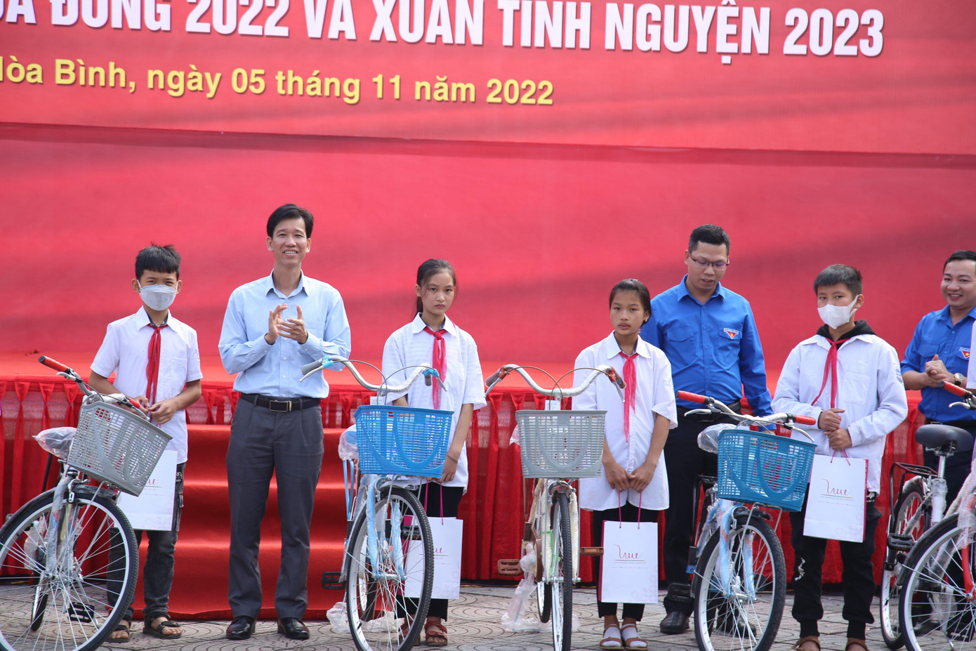 Tặng xe đạp cho học sinh có hoàn cảnh khó khăn Tặng xe đạp cho học sinh có hoàn cảnh khó khăn