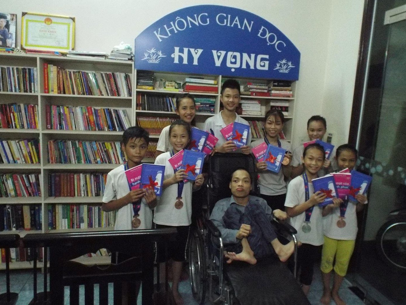 Đỗ Hà Cừ cùng các bạn nhỏ bên Không gian đọc Hy Vọng