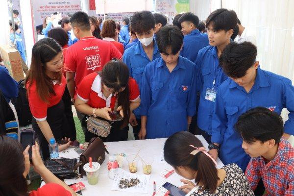 Đông đảo học sinh, sinh viên tham gia ngày hội Đông đảo học sinh, sinh viên tham gia ngày hội