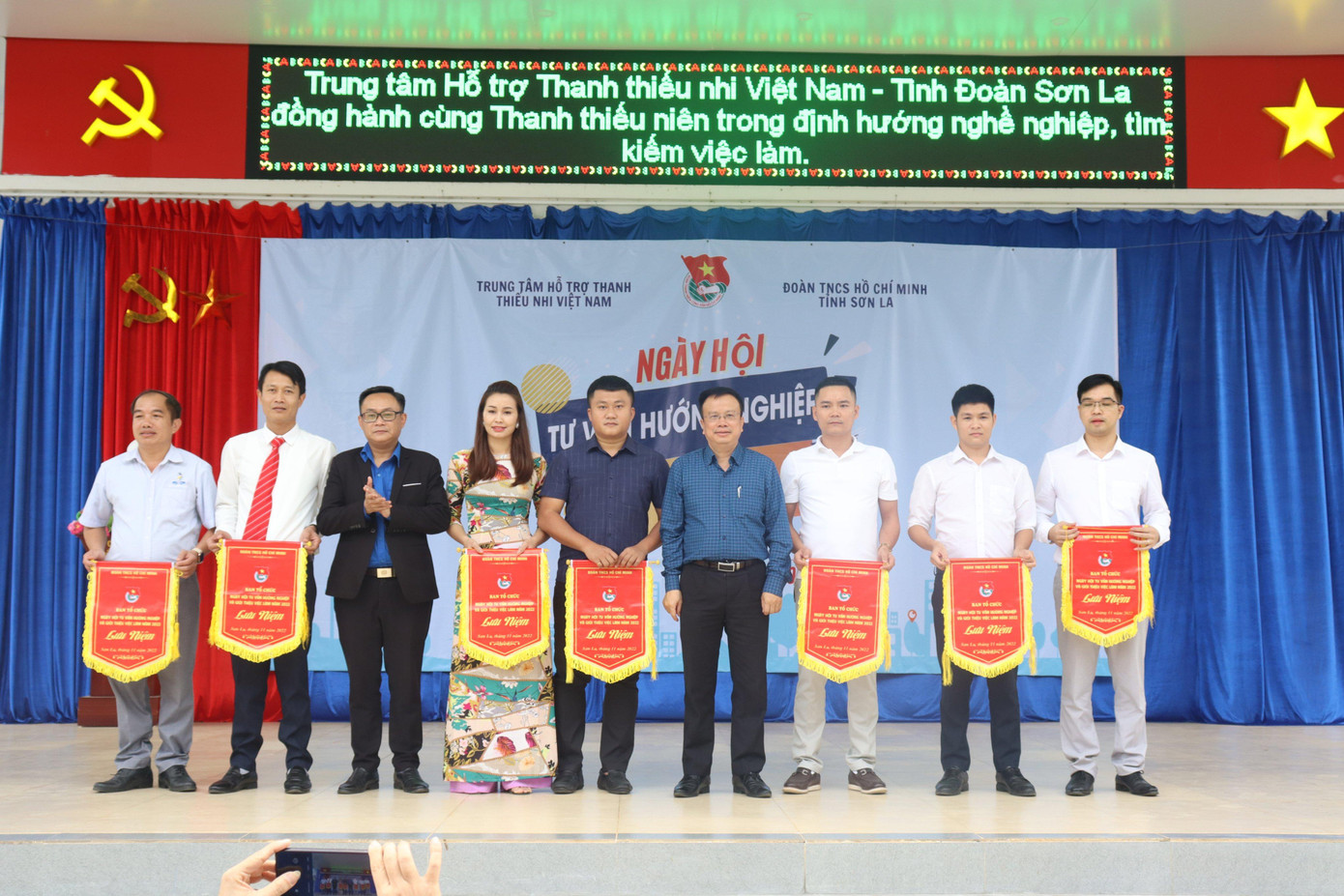 Trung tâm Hỗ trợ Thanh thiếu nhi Việt Nam và Tỉnh Đoàn Sơn La trao cờ lưu niệm cho các đơn vị tham gia Ngày hội tư vấn hướng nghiệp và giới thiệu việc làm năm 2022 Trung tâm Hỗ trợ Thanh thiếu nhi Việt Nam và Tỉnh Đoàn Sơn La trao cờ lưu niệm cho các đơn vị tham gia Ngày hội tư vấn hướng nghiệp và giới thiệu việc làm năm 2022