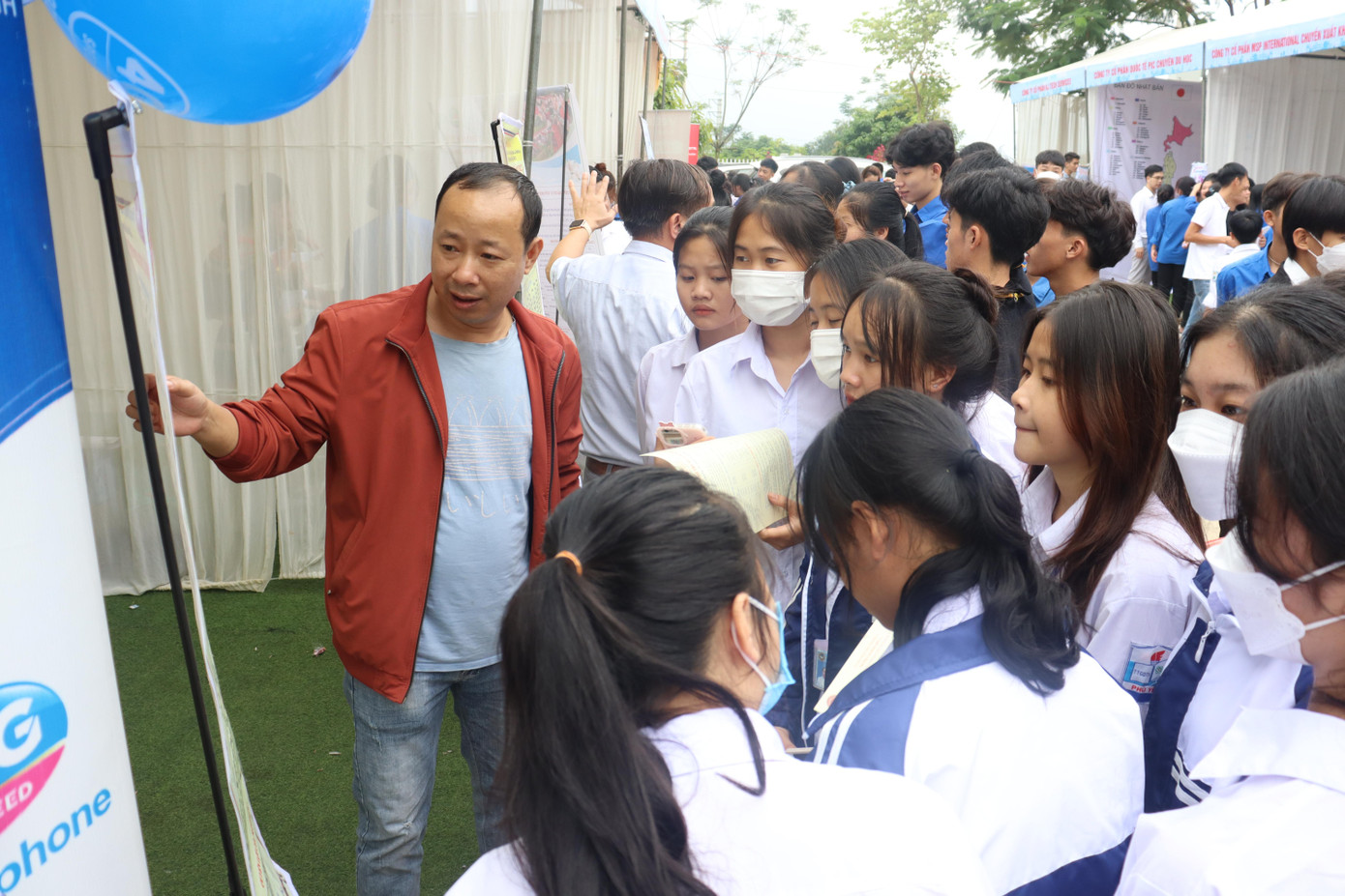 Các chuyên gia trực tiếp tư vấn, cung cấp thông tin về nhu cầu việc làm, nhu cầu tuyển dụng lao động Các chuyên gia trực tiếp tư vấn, cung cấp thông tin về nhu cầu việc làm, nhu cầu tuyển dụng lao động