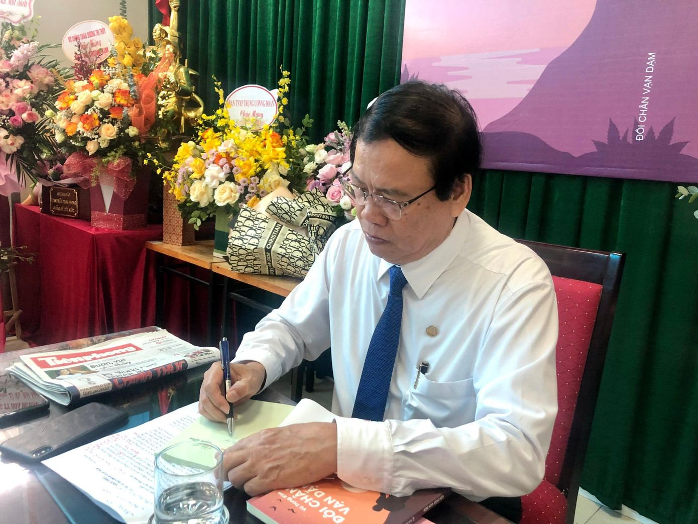 Ông Vũ Trọng Kim ký tặng sách cho độc giả