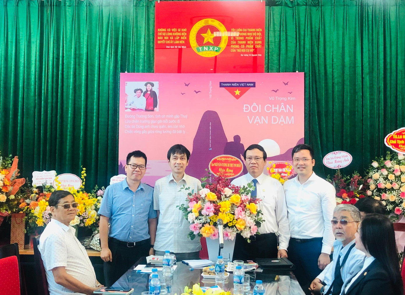 Bí thư T.Ư Đoàn Ngô Văn Cương gửi hoa chúc mừng ông Vũ Trọng Kim ra mắt tự truyện