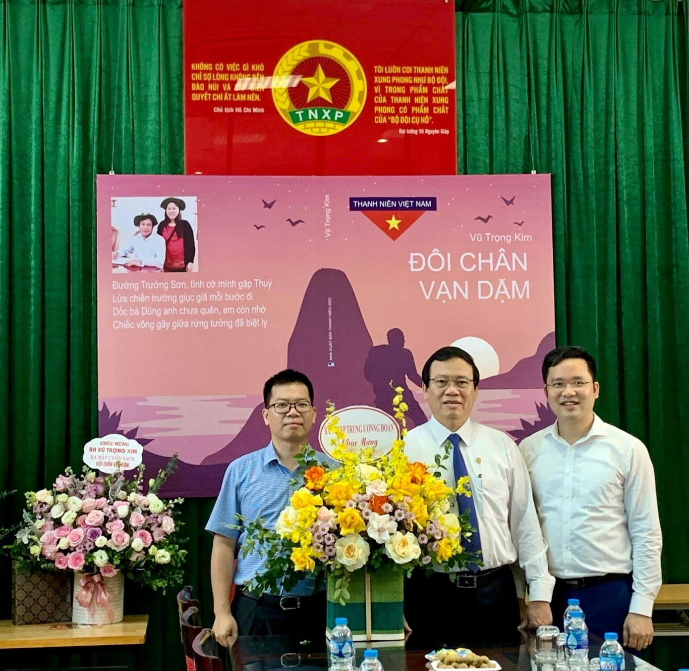 Đại diện Ban Thanh niên Xung phong T.Ư Đoàn tặng hoa chúc mừng ông Vũ Trọng Kim ra mắt tự truyện "Đôi chân vạn dặm"