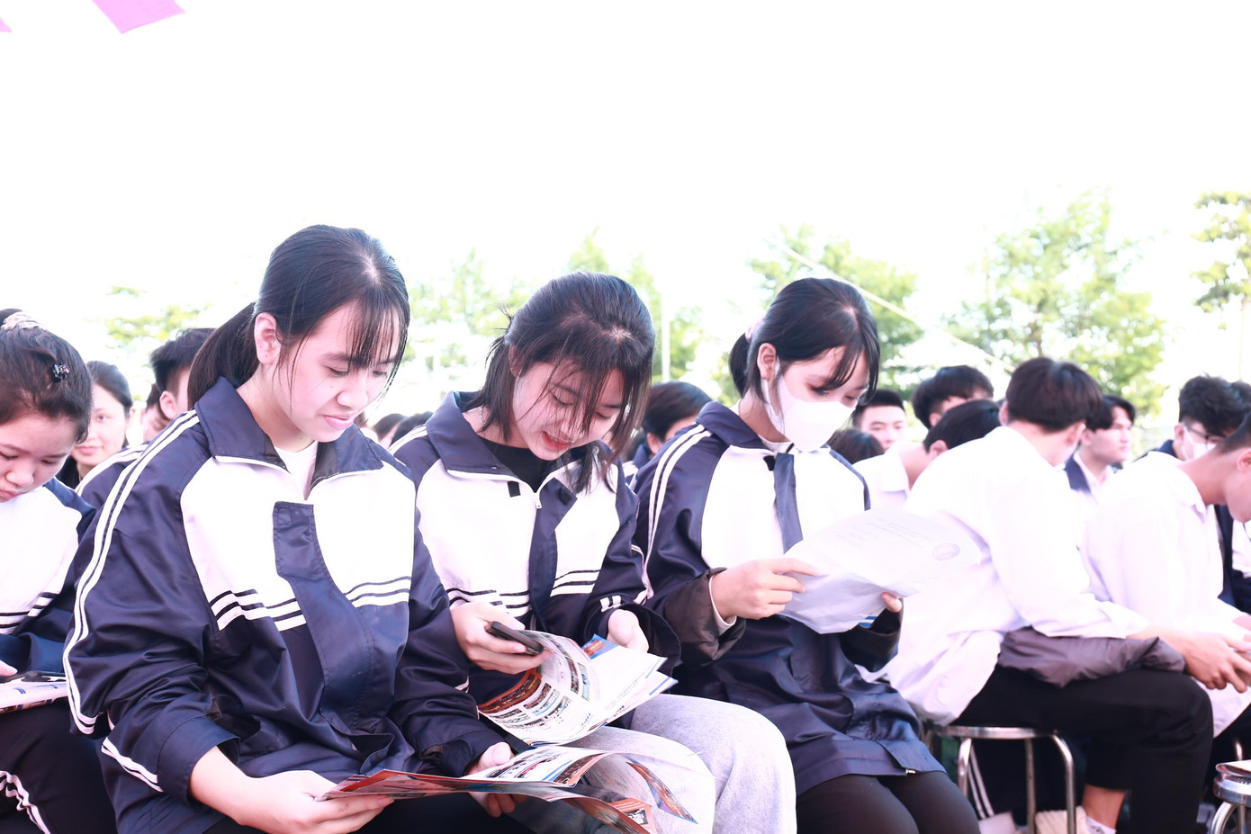 Các bạn trẻ tham gia ngày hội việc làm, tư vấn hướng nghiệp