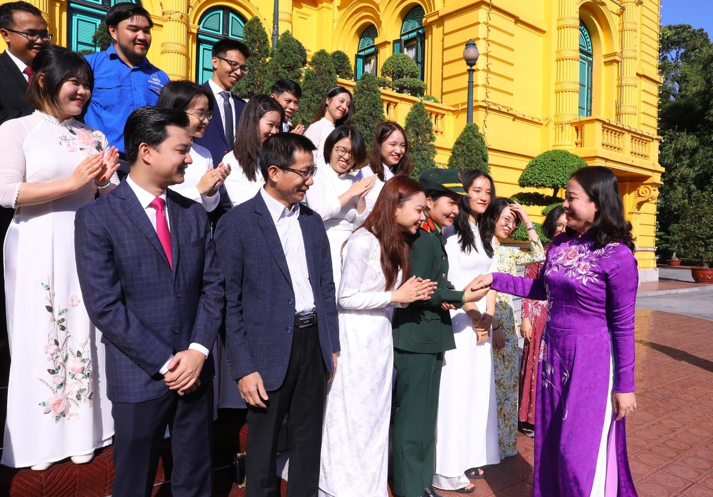 Phó Chủ tịch nước Võ Thị Ánh Xuân và các tài năng trẻ. Ảnh: Dương Triều