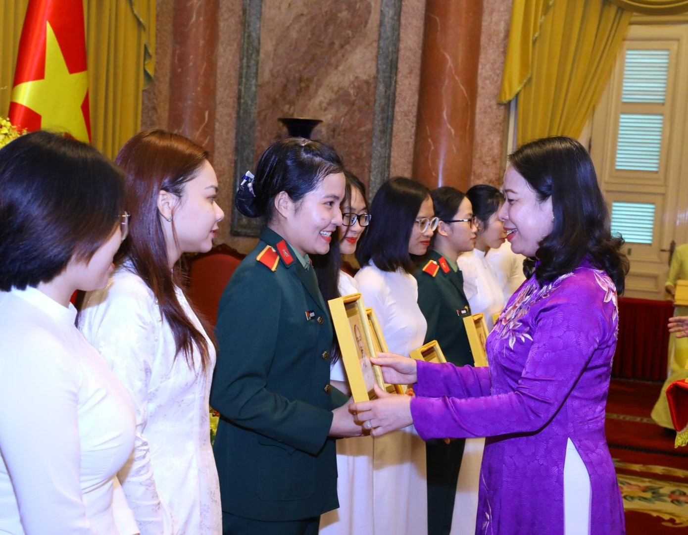 Phó Chủ tịch nước Võ Thị Ánh Xuân tặng quà các tài năng trẻ KHCN. Ảnh: Dương Triều