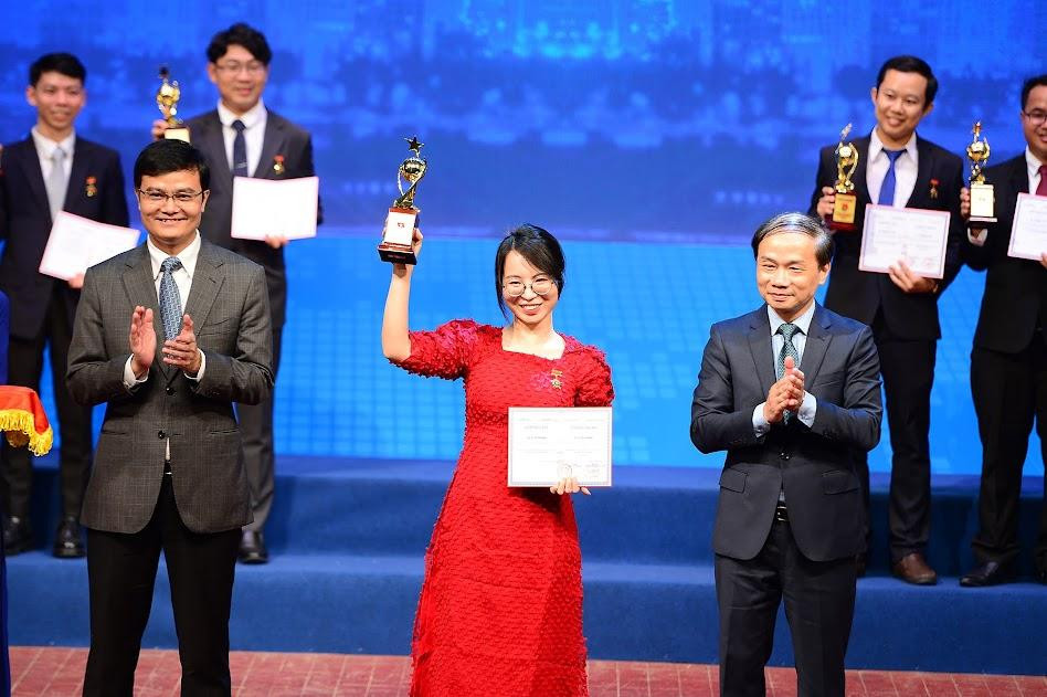 Ông Phạm Tất Thắng, Phó Trưởng ban thường trực Ban Dân vận T.Ư; anh Bùi Quang Huy, Bí thư thứ nhất T.Ư Đoàn trao phần thưởng cho tài năng trẻ nhận giải thưởng Quả Cầu Vàng 2022. Ảnh: Như Ý