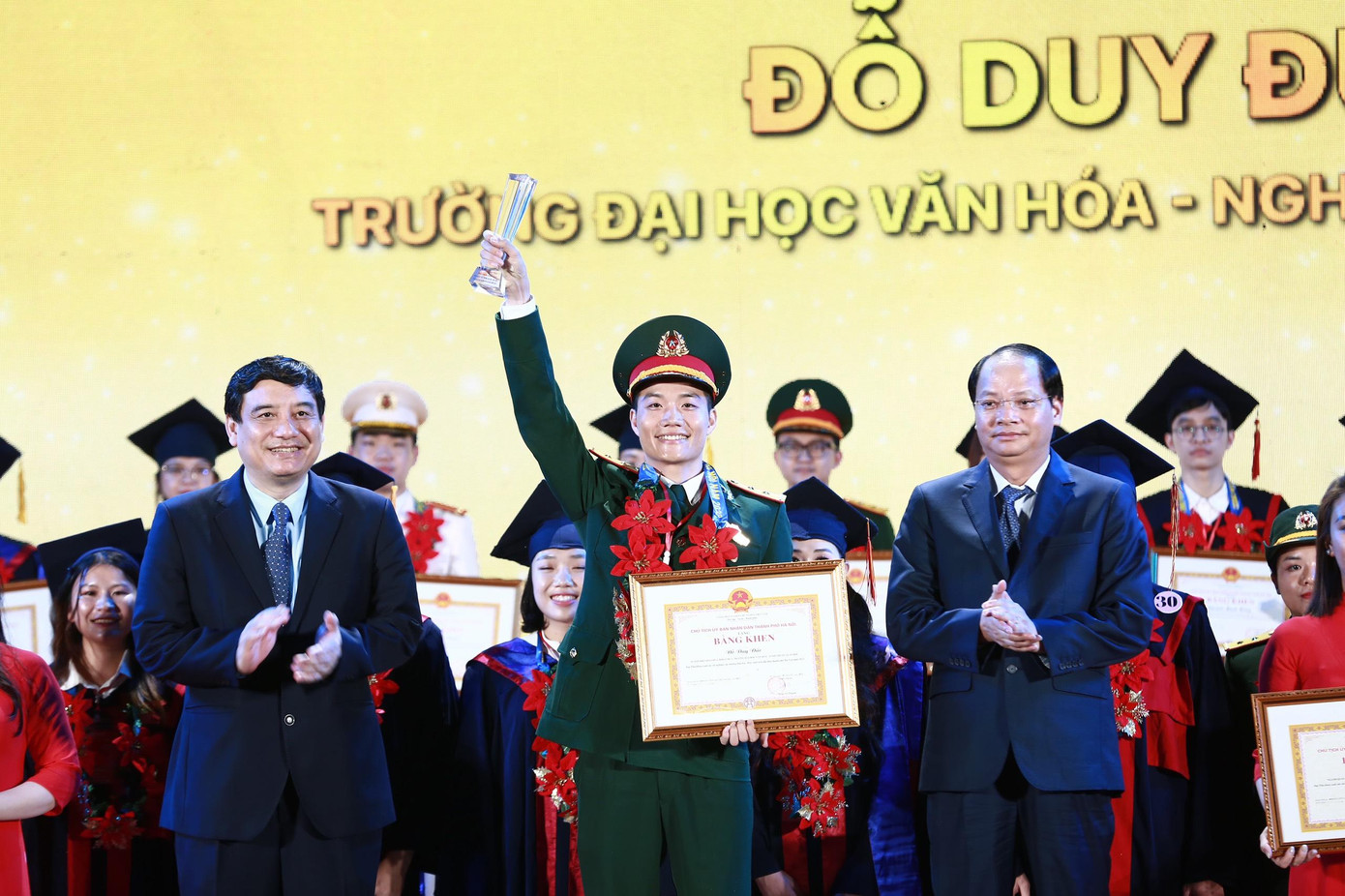 Ông Nguyễn Đắc Vinh, Chủ nhiệm Ủy ban Văn hóa, Giáo dục của Quốc hội (bên trái) trao phần thưởng cho thủ khoa xuất sắc. Ảnh: Bảo Anh